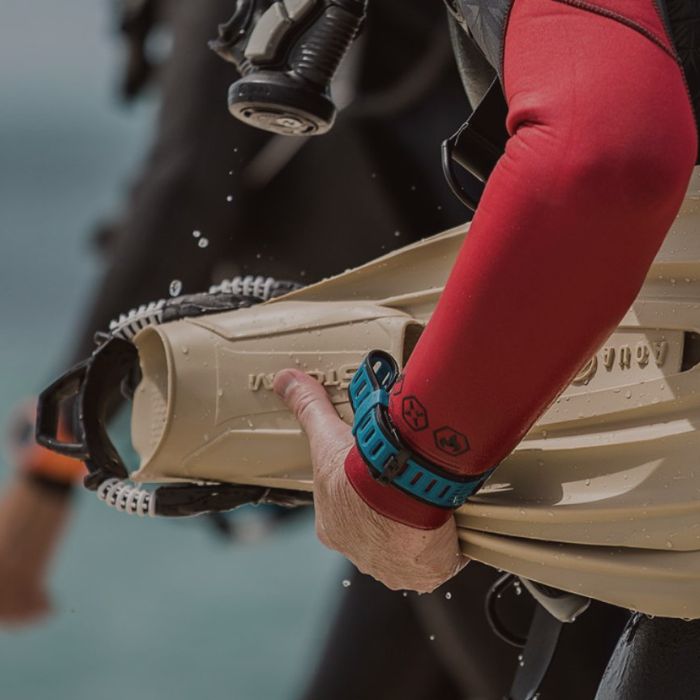 Diver holding Aqualung Storm dive fins